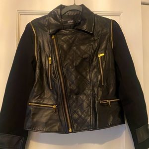 BADGLEY MISCHKA BLACK QUILTED DETACHABLE SLEEVE LEATHER JACKET W/GOLD HARDWARE